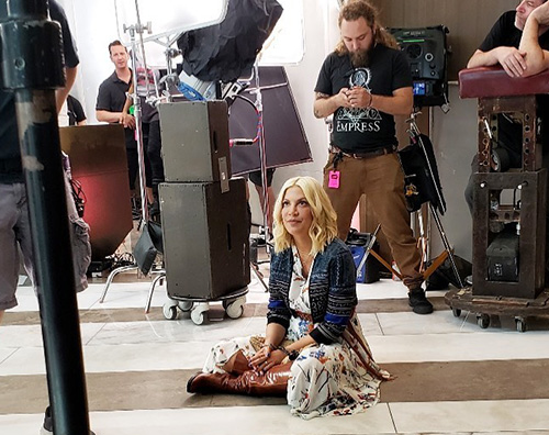 Tori Spelling sul set di “Beverly Hills 90210”