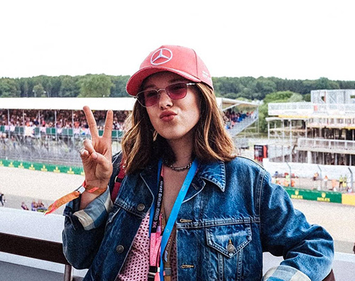 millie bobby brown 1 Millie Bobby Brown fa il tifo per Lewis Hamilton