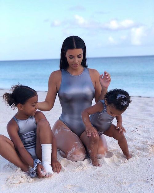 67640508 474483776683525 5516470067292705497 n Kim Kardashian alle Bahamas coi bambini