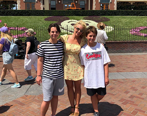 Britney Spears Britney Spears a Disneyland con i suoi figli