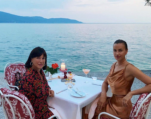 Irina Shayk Irina Shayk, vacanze italiane con mamma Olga