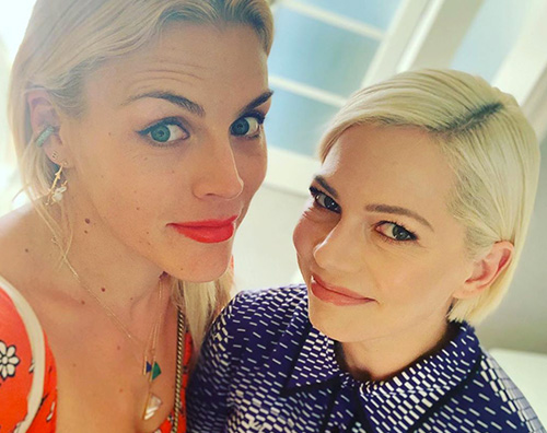 Michelle Williams Busy Philipps 1 Michelle Williams e Busy Philipps, selfie social