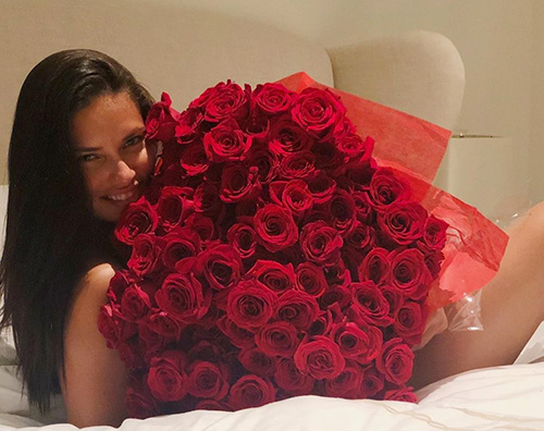 adriana lima  Adriana Lima ha ricevuto un mazzo di rose rosse