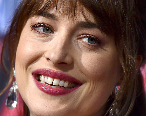 dakota johnson Dakota Johnson: “Ecco perché ho fatto sparire lo spazio tra i miei denti”