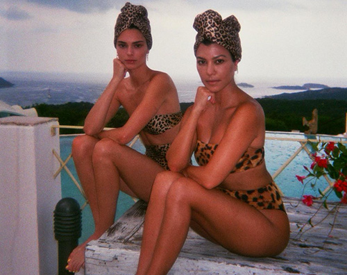 kendall e kourtney Kendall Jenner, glam in bikini con Kourtney