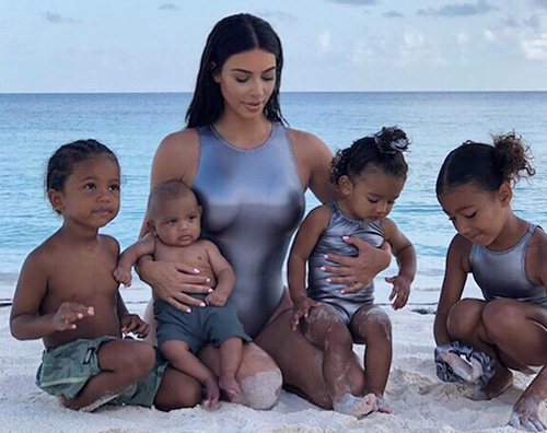 kim kardashian 1 Kim Kardashian alle Bahamas coi bambini