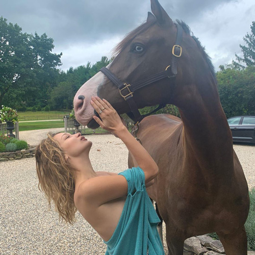 Bella Hadid Bella Hadid, coccola un cavallo su Instagram
