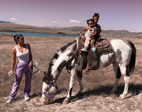 kim kardashian Kim Kardashian, passeggiata a cavallo con le bambine