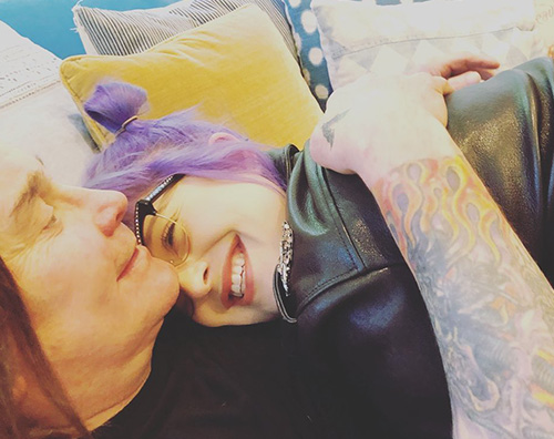 Kelly e Ozzy Osbourne, coccole social kelly ozzy osbourne Kelly e Ozzy Osbourne, coccole social