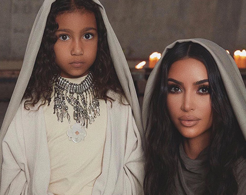 kim kardashian 1 Kim Kardashian pubblica le foto del battesimo dei bambini