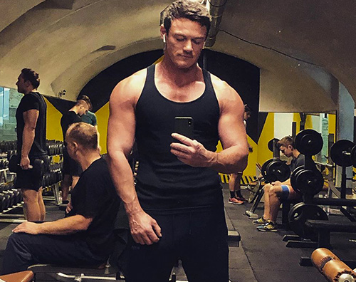 Luke Evans sfoggia i suoi muscoli su Instagram luke evans Luke Evans sfoggia i suoi muscoli su Instagram