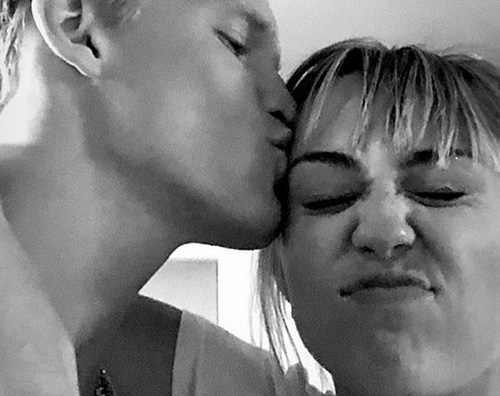 miley cody 1 Miley Cyrus e Cody Simpson, bacio su Instagram Storie