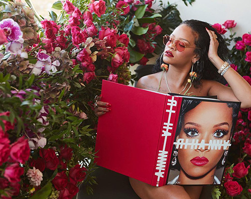 rihanna Rihanna è hot per il lancio del suo libro fotografico