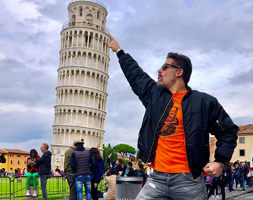 joe manganiello Joe Manganiello sotto la Torre di Pisa