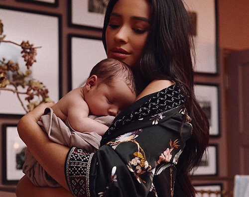 shay mitchell Shay Mitchell presenta la sua bambina su Instagram