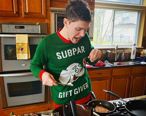 Evan Peters mostra il suo pullover natalizio su Instagram evan peters Evan Peters mostra il suo pullover natalizio su Instagram