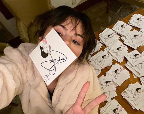 selena gomez 2 Selena Gomez ha trascorso il Natale firmando autografi
