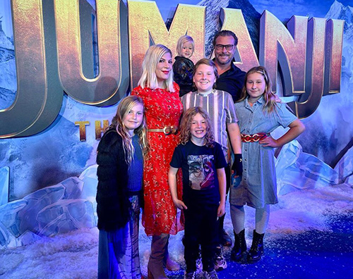 tori spelling Tori Spelling porta tutta la famiglia sul red carpet