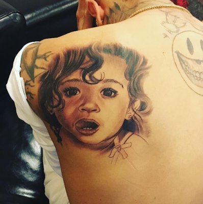 Chirs Brown: un nuovo tattoo col viso di Aeko CkQ q3EWgAEMbgV Chirs Brown: un nuovo tattoo col viso di Aeko