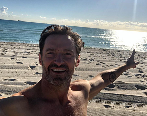 Hugh Jackman Hugh Jackman mostra i muscoli al mare