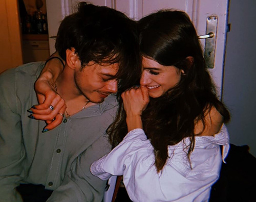 charlie heaton natalia dyer Charlie Heaton e Natalia Dyer innamorati su Instagram