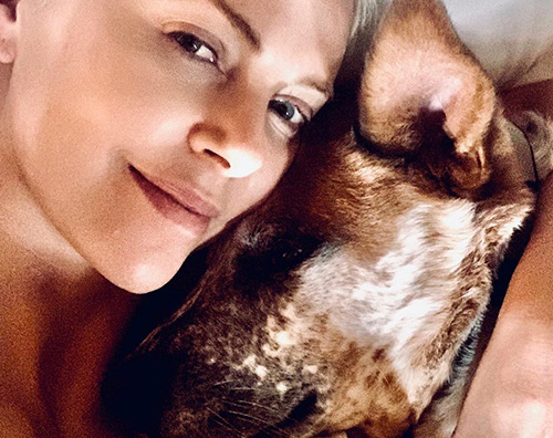 charlize theron Chalize Theron coccola il suo cane su Instagram