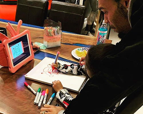 chris brown Chris Brown aiuta Royalty a disegnare