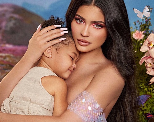 kylie jenner 1 Kylie Jenner dedica una collezione di makeup a Stormi