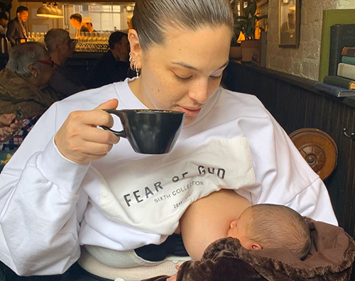 ashley graham 1 Ashley Graham allatta Isaac su Instagram