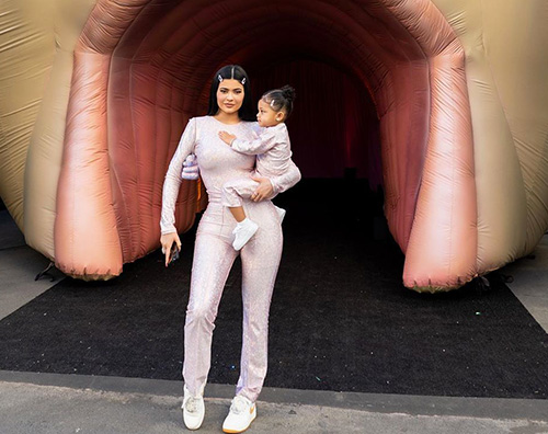 kylie jenner Kylie Jenner, party bis per i due anni di Stormi