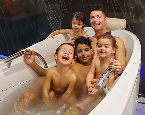 r7 Cristiano Ronaldo, relax in vasca con i figli