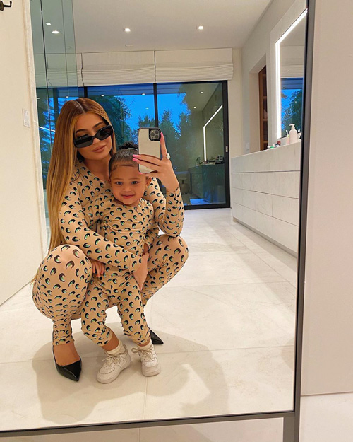 Kylie Jenner 2 Kylie Jenner e Stormi, outfit identico in vacanza al mare