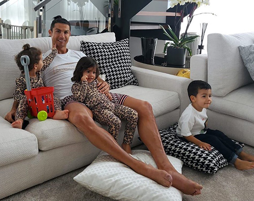 cristiano ronaldo Cristiano Ronaldo: Restate a casa