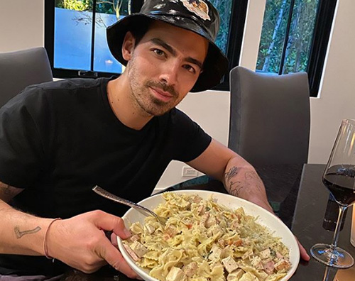 joe jonas Joe Jonas in quarantena non disdegna le farfalle