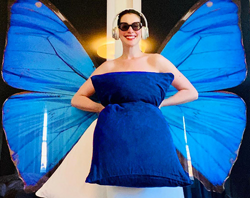 anne hathaway Anne Hathaway cede alla #PillowChallenge
