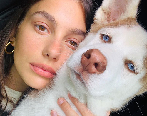 camila morrone Camila Morrone, in quarantena coccola il suo cane