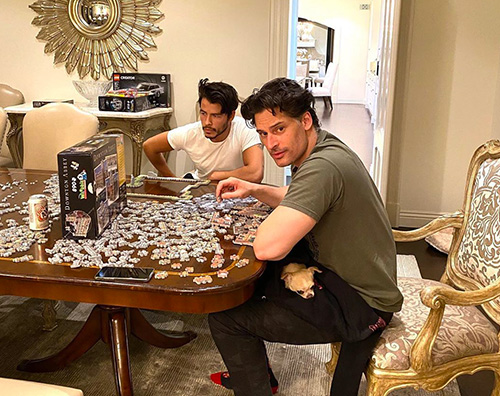 Joe Manganiello fa puzzle in quarantena joe manganiello Joe Manganiello fa puzzle in quarantena