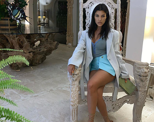 kourtney kardashian Kourtney Kardashian fa impazzire i fan con vecchie foto