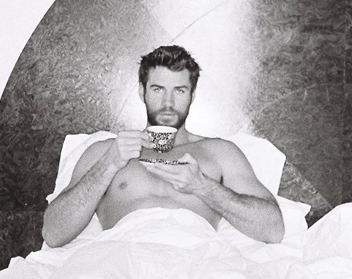 liam hemsworth Liam Hemsworth, Pasqua a letto