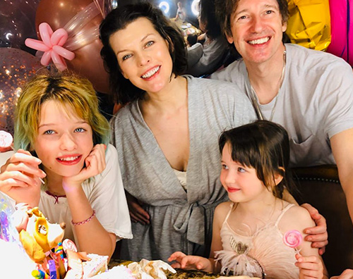 milla jovovich Milla Jovovich, festa in casa per il compleanno di Dashiel