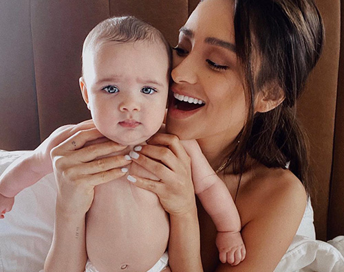 shay mitchell Shay Mitchell mamma felice sui social