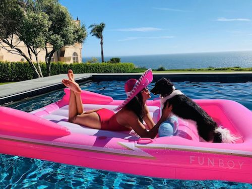 97342097 338279987140512 579607482474268938 n Nina Dobrev, relax in piscina con Maverick