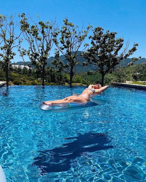 97896890 550419062578722 5546191802736960515 n Relax in piscina per Britney