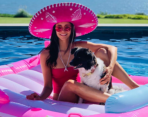 Nina Dobrev Nina Dobrev, relax in piscina con Maverick