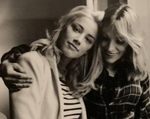 Amber Heard piange la morte di sua madre amber heard Amber Heard piange la morte di sua madre