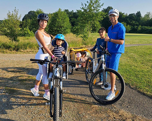 cr7 Cristiano Ronaldo in bici con la famiglia