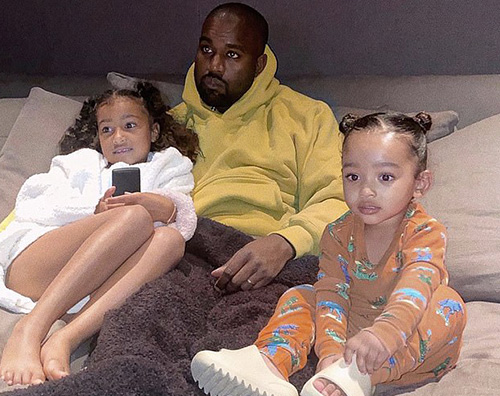 kanye west Kanye West guarda la TV con North e Chicago