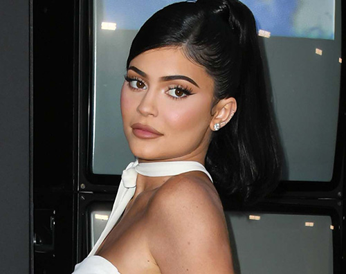 kylie jenner 1 Kylie Jenner sulla cover di Vogue CS con Stormi