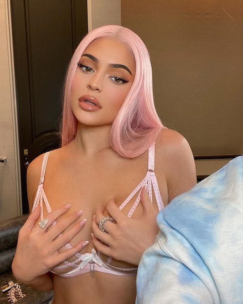 105963963 3058785774186451 2560193303454843727 n Kylie Jenner, capelli rosa su Instagram