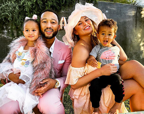 john legend John Legend e Chrissy Teigen, foto di famiglia su IG